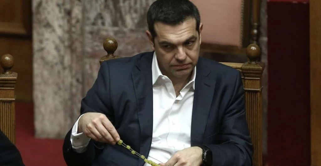 Καφεδάκι να φέρουμε; – Άνετος και με…κομπολόι στην Βουλή ο Α.Τσίπρας